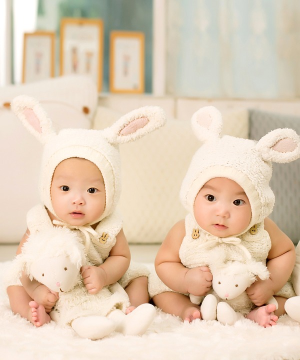 introducing baby to siblings
